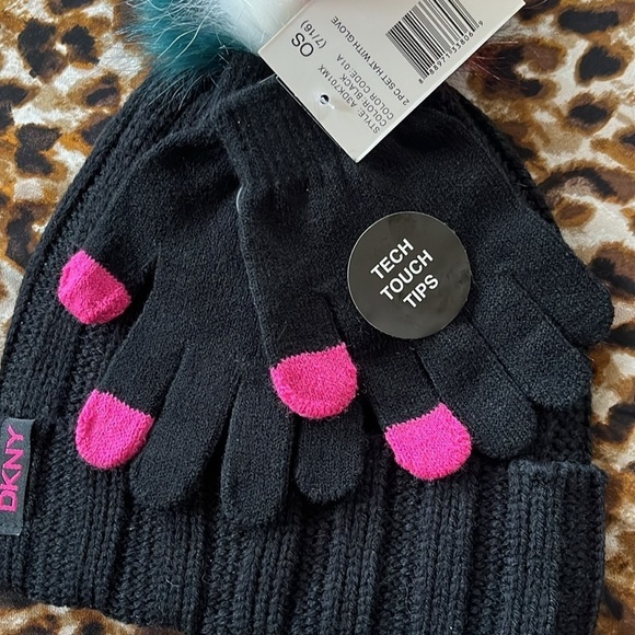 Brand New DKNY Black Knit Hat & Touchscreen Gloves Set Multicolored Faux Fur Pom - Picture 3 of 13